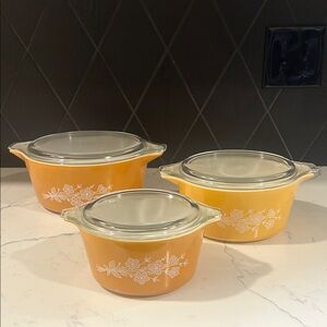 Pyrex Butterfly Gold Casserole Dish Set w/lids